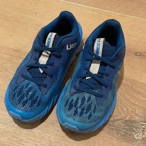 Under Armour size Y2 running shoes